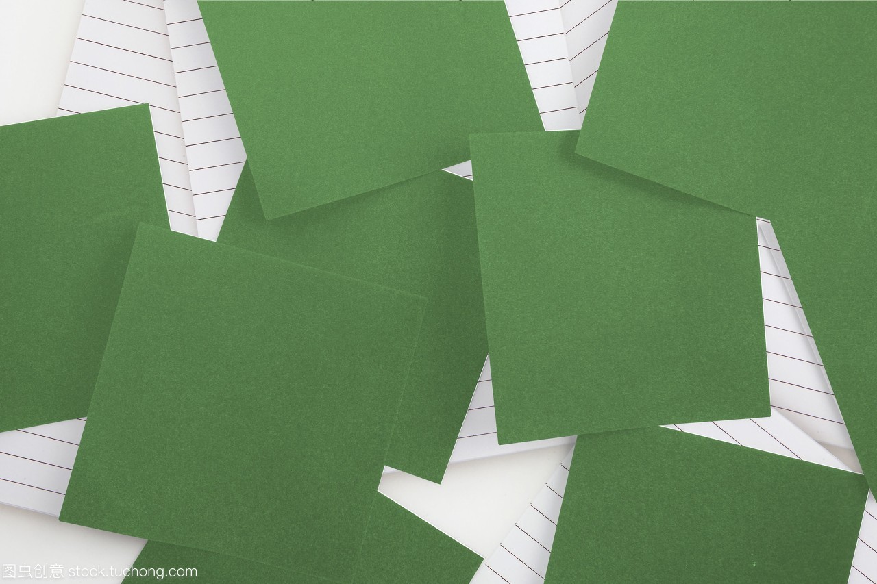 绿纸散落在记事本上